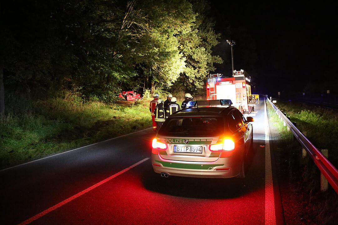 Auto überschlägt sich ab B289 bei Kauerndorf