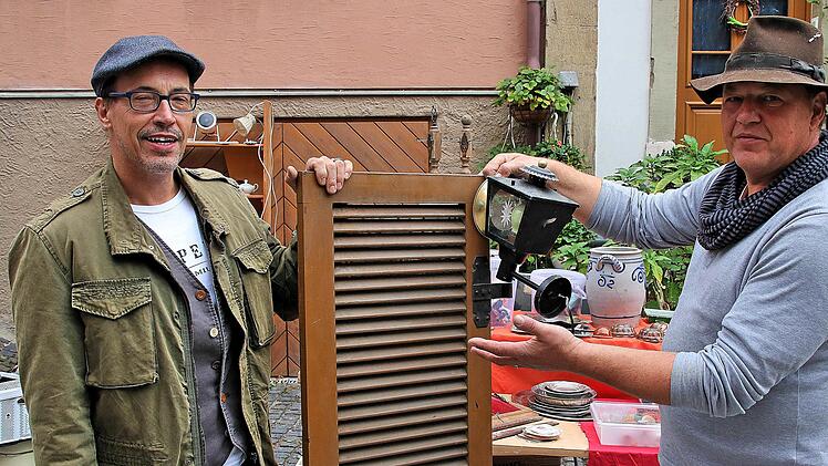 Peter Braun (rechts) organisiert seit 23 Jahren die Flohmärkte in Münnerstadt, hat aber auch selbst einen Stand vor seinem Haus in der Altstadt. Foto: Dieter Britz