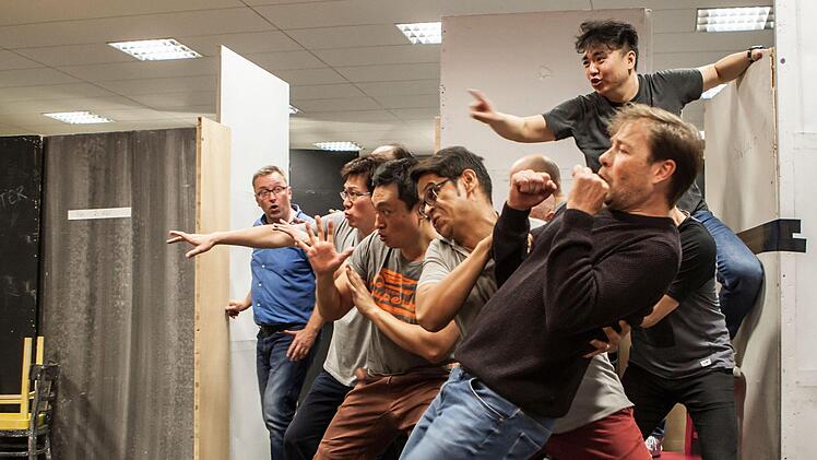 Turbulent: Probenszene aus Mozarts "Zauberflöte". Die Neuinszenierung von Gastregisseur Philipp Westerbarkei feiert am 29. September Premiere am Landestheater Coburg.Foto: Jochen Berger