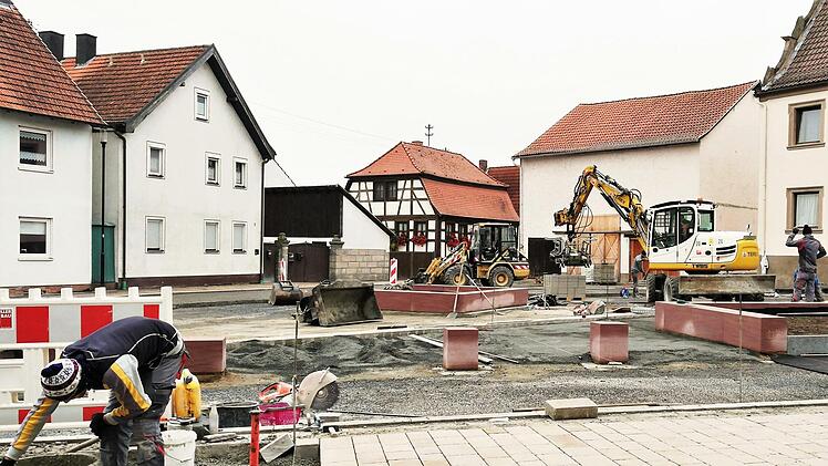 Die Neugestaltung des Marktplatzes in Oberthulba geht planmäßig voran.Sigismund von Dobschütz