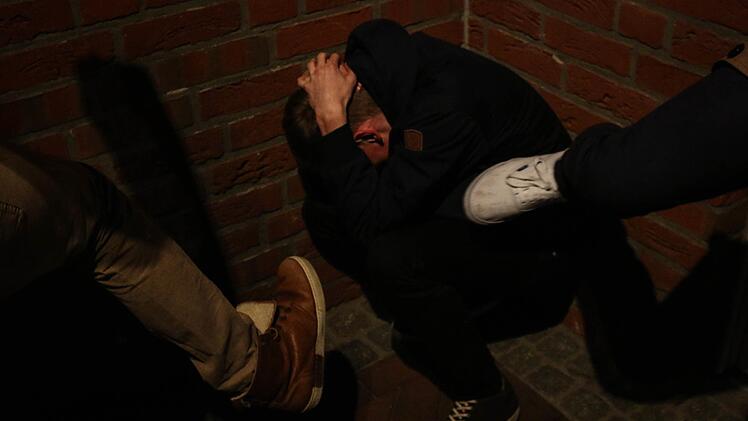 Eine unbekannte Frau lockte einen 36-jährigen Mann in Nürnberg zum Omnibusbahnhof - dort wartete bereits eine Gruppe Männer auf den 36-Jährigen. Symbolfoto: Christopher Schulz