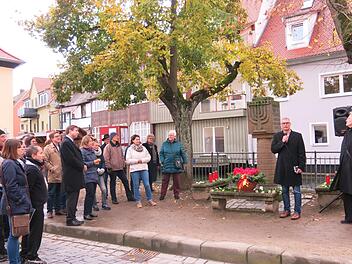 Das Bündnis "Bunt statt Braun" lud zu der Gedenkveranstaltung an der Erinnerungstele für die Forchheimer Synagoge in der Wiesentstraße ein.  Foto: Dagmar Niemann