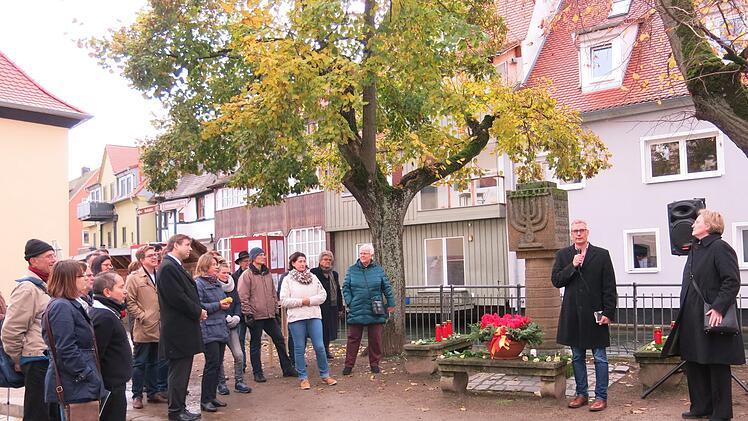 Das Bündnis "Bunt statt Braun" lud zu der Gedenkveranstaltung an der Erinnerungstele für die Forchheimer Synagoge in der Wiesentstraße ein.  Foto: Dagmar Niemann