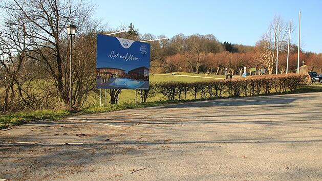 Am Parkplatz vor Kloster Banz, wo zu normalen Zeiten meist alles belegt ist, sind die Stellpl&auml;tze nun frei. Foto: Matthias Einwag