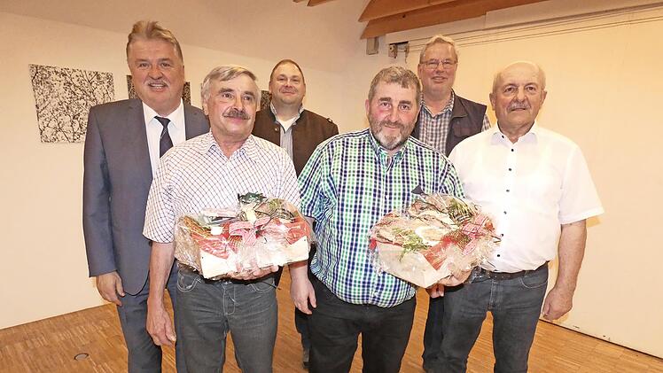 Ehrungen und Verabschiedungen beim Betriebshelferausschuss; unser Bild zeigt (von links) Landrat Klaus Peter Söllner, Manfred Knorr (30 Jahre), Geschäftsführer Harald Köppel, Roland Münch (25 Jahre), Werner Hajek und Vorsitzender Wilfried Löwinger.