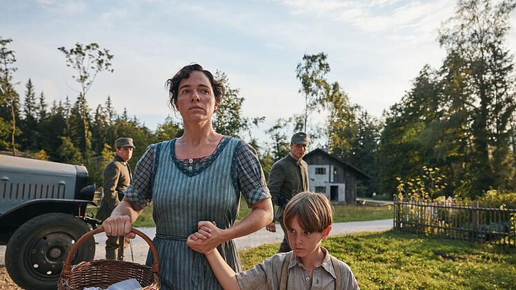 Die alleinerziehende Elies (Verena Altenberger) und ihr Sohn Russl (Max Jung) werden wegen der Identität von Russls Vater diskriminiert.