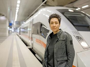In der "Am Puls"-Doku des ZDF geht Dunja Hayali dem Chaos bei der Deutschen Bahn auf den Grund.
