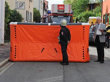 Die Einsatzkräfte hatten am 18. Juli 2011  vorsichtshalber ein     Luftkissen vor dem Haus   in der Schellenbergerstraße  aufgebaut.  Foto:  Ronald Rinklef