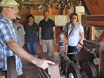 Mühlenbesitzer Benno Zellhan erläutert interessierten Besuchern seine historische Mühle. Fotos :Gerd Schaar