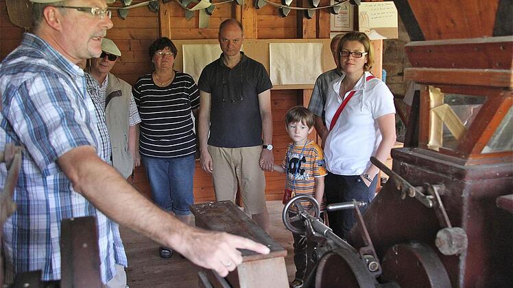 Mühlenbesitzer Benno Zellhan erläutert interessierten Besuchern seine historische Mühle. Fotos :Gerd Schaar