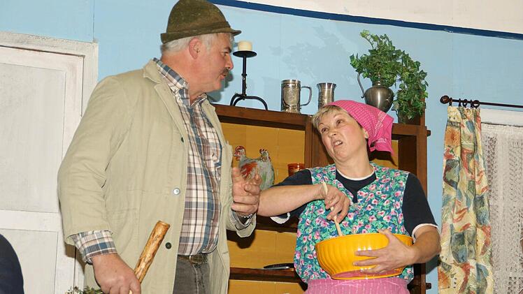 Bei Bruni (Christina Stelzner) kommt Viehhändler Anton (Hans Albert) gar nicht an.