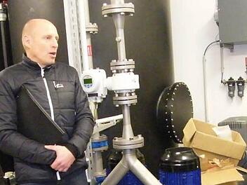 Ingenieur Alexander Dürrschmidt erklüärt die technischen Zusammenhänge.  Foto: Wildt