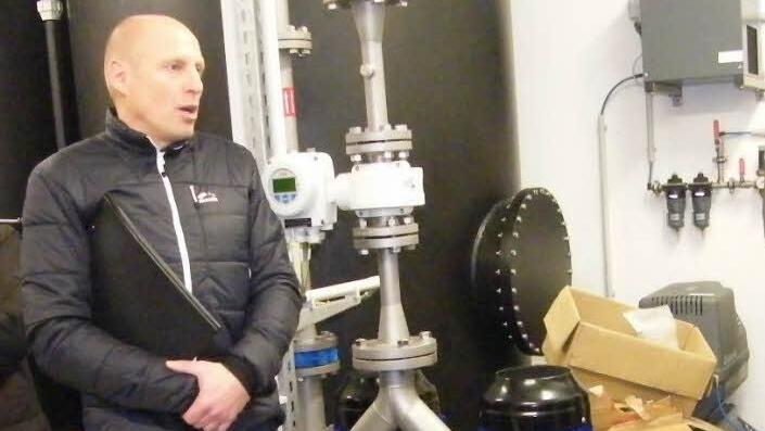Ingenieur Alexander Dürrschmidt erklüärt die technischen Zusammenhänge.  Foto: Wildt