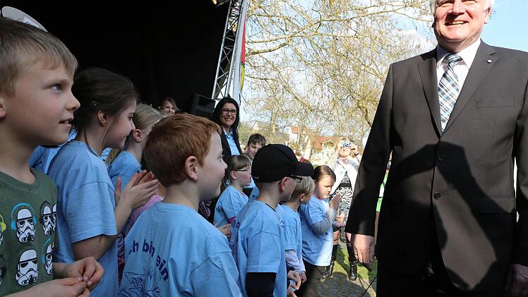 Horst Seehofer vor der Bühne mit den Kindern.