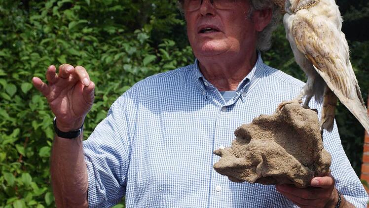 An der ehemaligen Trafostation erklärte Jochen Willecke das neue "Tierhotel".