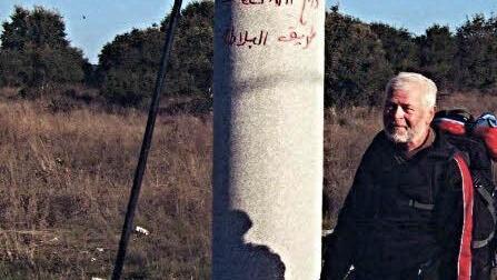 Die "Via de la Plata" ist eine historische Straße des Jakobsweges von Sevilla nach Santiago. Der "deutsche Pilger Martin Brünn", hier mit seiner ihm typischen Tragetasche in der Hand auf dieser Straße. Foto: privat