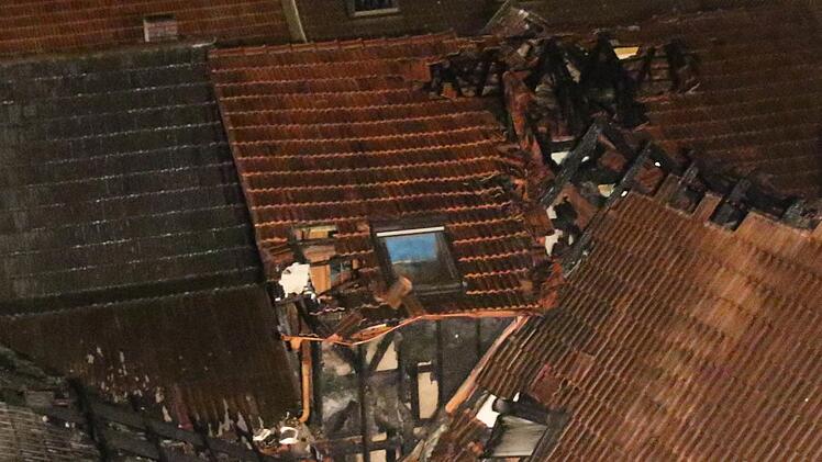 Die zerstörten Dachstühle der beiden Häuser Foto: Michael Stelzner