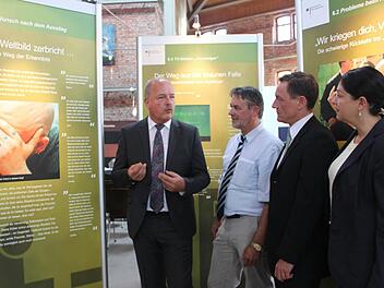 Sie sind sich einig: Die Ausstellung soll Jugendliche informieren und sensibilisieren (von links): Abteilungsleiter Rechtsextremismus /-terrorismus beim Bundesamt für Verfassungsschutz, Joachim Seeger, stellvertretender Landrat Gerhard Wunder, Leiter der Bayerischen Informationsstelle gegen Extremismus, Christoph Dauer, Zweite Bürgermeisterin Angela Hofmann Foto: Veronika Schadeck