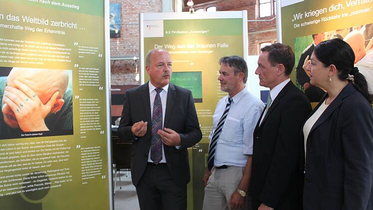 Sie sind sich einig: Die Ausstellung soll Jugendliche informieren und sensibilisieren (von links): Abteilungsleiter Rechtsextremismus /-terrorismus beim Bundesamt für Verfassungsschutz, Joachim Seeger, stellvertretender Landrat Gerhard Wunder, Leiter der Bayerischen Informationsstelle gegen Extremismus, Christoph Dauer, Zweite Bürgermeisterin Angela Hofmann Foto: Veronika Schadeck