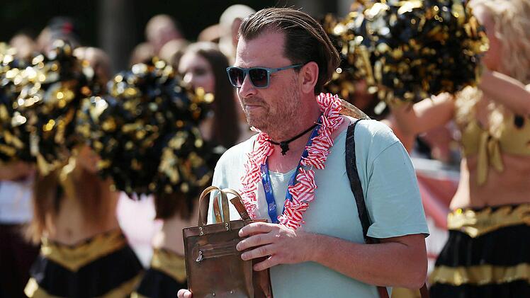 Weltmeister vom Team Österreich: Andreas Ruland zeigt vor der Handtaschen-Weitwurf-WM die goldene Handtasche. Foto: Oliver Berg/dpa