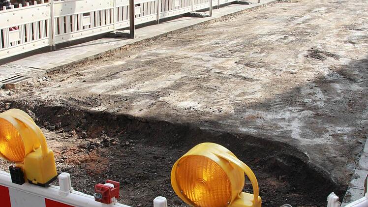 Am Mittwoch wurde der letzte Abschnitt in der Fußgängerzone mit einem Asphaltband überzogen. Die alten Platten wurden entfernt und das Provisorium aufgetragen. Fotos: Carmen Schmitt