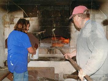 Jetzt wird stressig: Harald Pfaff und Gisela Räder schieben die Brote in den Backofen. Foto: Harald Pfaff