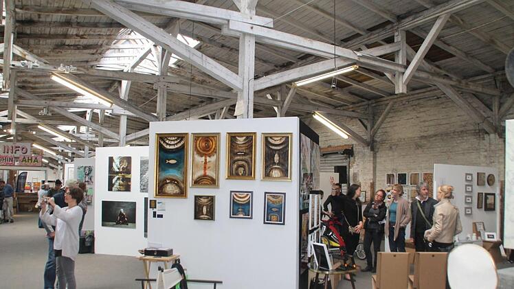 60 K&uuml;nstler stellen in der Pakethalle aus Foto: privat