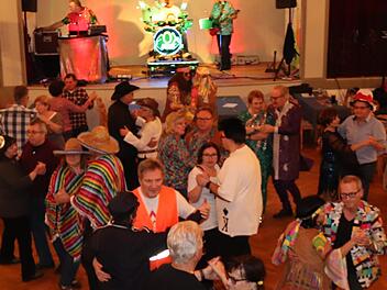 In Lonnerstadt ließen sich die Narren nicht lange zum Tanz bitten.Fotos: Johanna Blum