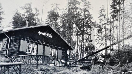 Die Arnoldhütte hatte wohl einen Schutzengel. Obwohl im Umfeld viele mächtige Bäume umstürzten, blieb sie verschont. Repro/Foto: Dieter Seyfarth