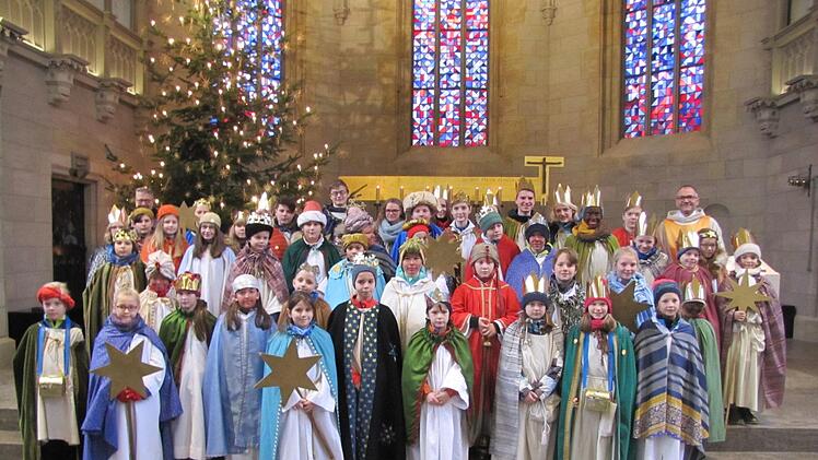 Die Coburger Sternsinger bei der Aussendung in der St.-Augustin-Kirche.   Foto: Martin Koch