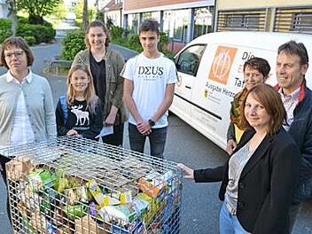 Elke Bollmann (l.) und zwei Tafel-Mitarbeiter nahmen die Spenden von den drei Schülersprechern Leonie Weber, Ben Göppner und Sarah Bierl-meier sowie der Elternbeiratsvorsitzenden entgegen. Foto: H. Witthus