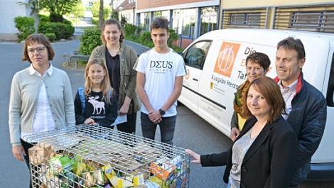 Elke Bollmann (l.) und zwei Tafel-Mitarbeiter nahmen die Spenden von den drei Schülersprechern Leonie Weber, Ben Göppner und Sarah Bierl-meier sowie der Elternbeiratsvorsitzenden entgegen. Foto: H. Witthus