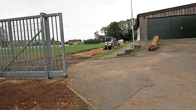 Erdarbeiten am ASV-Sportplatz nach dem Einbau der Zisterne f&uuml;r die Bew&auml;sserungsanlage Foto: Adelheid Waschka