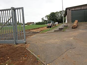 Erdarbeiten am ASV-Sportplatz nach dem Einbau der Zisterne für die Bewässerungsanlage Foto: Adelheid Waschka