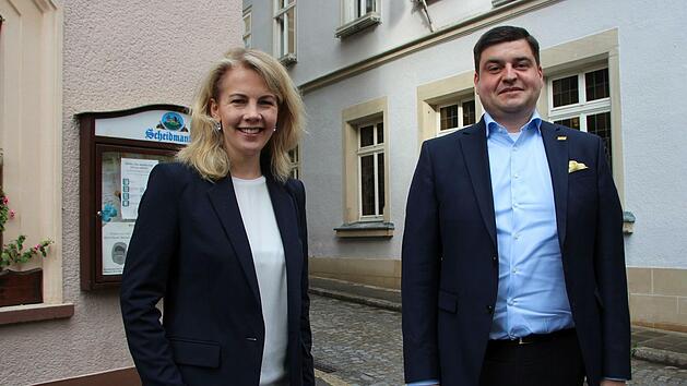 War am Montag nur wenige Stunden in Coburg, will aber wieder einmal vorbeikommen: die ehemalige FDP-Generalsekret&auml;rin Linda Teuteberg, hier mit dem Coburger Direktkandidaten der FDP, Jens-Uwe Peter.