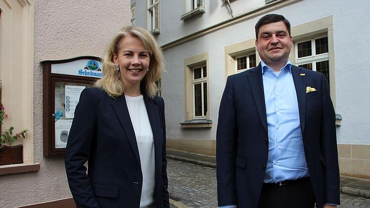 War am Montag nur wenige Stunden in Coburg, will aber wieder einmal vorbeikommen: die ehemalige FDP-Generalsekretärin Linda Teuteberg, hier mit dem Coburger Direktkandidaten der FDP, Jens-Uwe Peter.