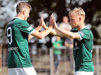 Gegen seinen Ex-Verein hofft Schweinfurts Mittelfeldspieler Marco Zietsch (rechts) auf einen Startelf-Einsatz - und auf Tore vom Teamkollegen Meris Skenderovic (links).  Foto: foto2press/Frank Scheuring