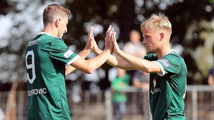 Gegen seinen Ex-Verein hofft Schweinfurts Mittelfeldspieler Marco Zietsch (rechts) auf einen Startelf-Einsatz - und auf Tore vom Teamkollegen Meris Skenderovic (links).  Foto: foto2press/Frank Scheuring