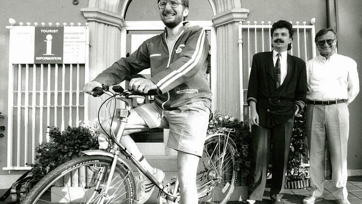 Polit-Radler: Landtagskandidat Wolfgang Hoderlein besucht 1990 bei seiner "Tour de politique" die Rathäuser des Stimmkreises; hier Stadtsteinach mit Bürgermeister Klaus Peter Söllner und Verwaltungsleiter Reinhold Nagel (rechts).