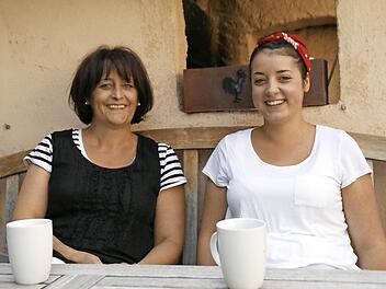 Als Maike Raab (rechts) aus Westheim vor drei Jahren ihre Ausbildung begann, bedeutete das für die 16-Jährige den Umzug nach Bad Brückenau. Im Gespräch mit unserer Zeitung erinnern sich Maike und ihre Mutter Andrea an die Zeit - und müssen dabei immer wieder herzhaft lachen.  Foto: sw