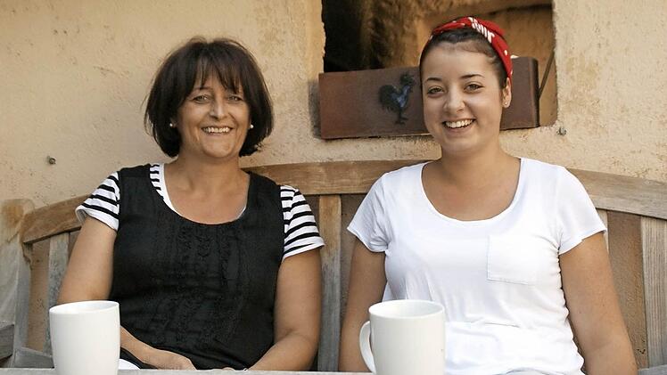 Als Maike Raab (rechts) aus Westheim vor drei Jahren ihre Ausbildung begann, bedeutete das für die 16-Jährige den Umzug nach Bad Brückenau. Im Gespräch mit unserer Zeitung erinnern sich Maike und ihre Mutter Andrea an die Zeit - und müssen dabei immer wieder herzhaft lachen.  Foto: sw