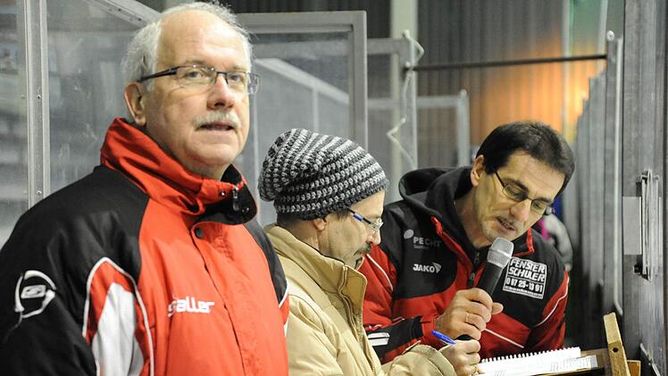 Haben stets den Durchblick an der Bande: (von links) Günther Matzke, Manfred Neckermann und Norbert Hochrein. Foto: Hopf