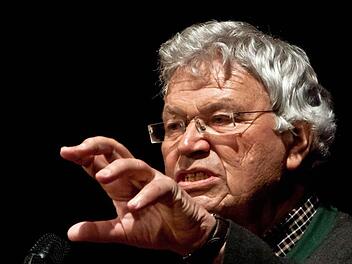 In der Rolle des großmäuligen Spießers entlarvt Gerhard Polt die skrupellose Scheinheiligkeit von Politikern. Fotos: Jochen Berger