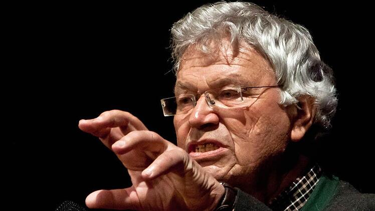 In der Rolle des großmäuligen Spießers entlarvt Gerhard Polt die skrupellose Scheinheiligkeit von Politikern. Fotos: Jochen Berger