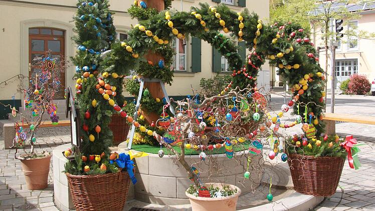 Der Osterbrunnen in Mühlhausen Foto: Sabine Herteux