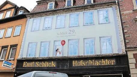 Optische Täuschung: Ein Banner zeigt, wie die Fassade des Schlick-Gebäudes einmal aussehen könnte. Foto: Ulrike Nauer