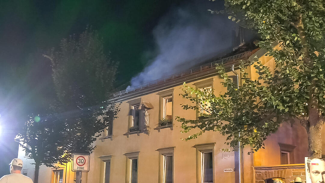 Dachstuhl von Einfamilienhaus in Retzstadt brennt aus