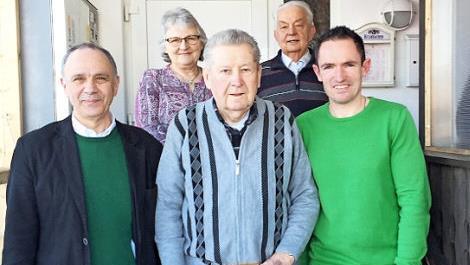 Seit 40 Jahren engagiert sich Georg Kraus f&uuml;r die Heimat und die Natur. Von links: B&uuml;rgermeister Franz Uome, Helga Koller, Georg Kraus, Kassierer Otmar Scherm und Obmann Michael K&uuml;hnel.  Foto: Klaus-Peter Wulf