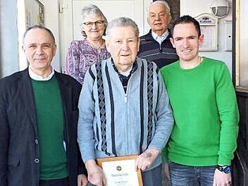 Seit 40 Jahren engagiert sich Georg Kraus für die Heimat und die Natur. Von links: Bürgermeister Franz Uome, Helga Koller, Georg Kraus, Kassierer Otmar Scherm und Obmann Michael Kühnel.  Foto: Klaus-Peter Wulf
