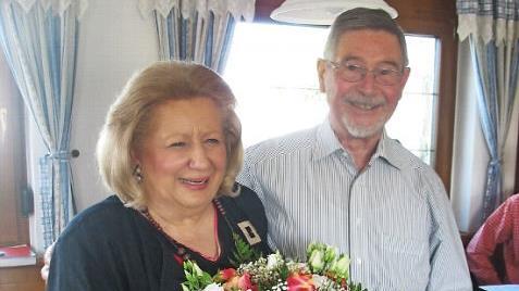 Roland Krebs bedankt sich bei Gertrud Tischer für ihre 23-jährige Arbeit als Kreisvorsitzende mit einem Blumenstrauß.